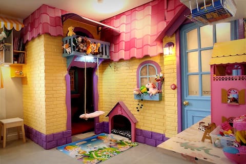 Top Airbnb: Life-Size Dollhouse in Maringá