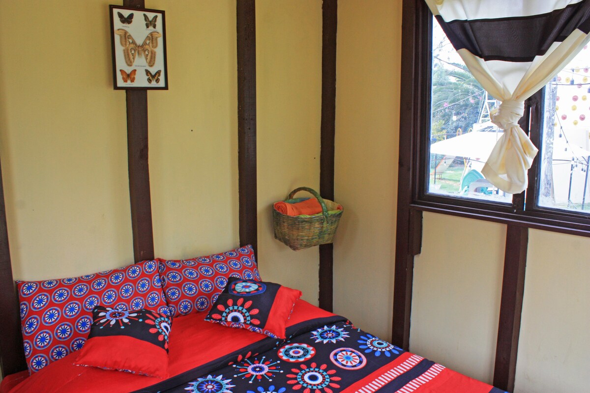 בקתה מסוג חדר עם מיטת קווין סייז.