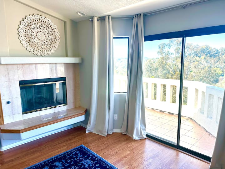 Chumba kikubwa cha kulala hadi kwenye roshani