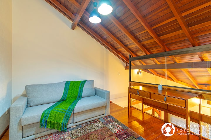 Mezzanine con sofá cama y escritorio