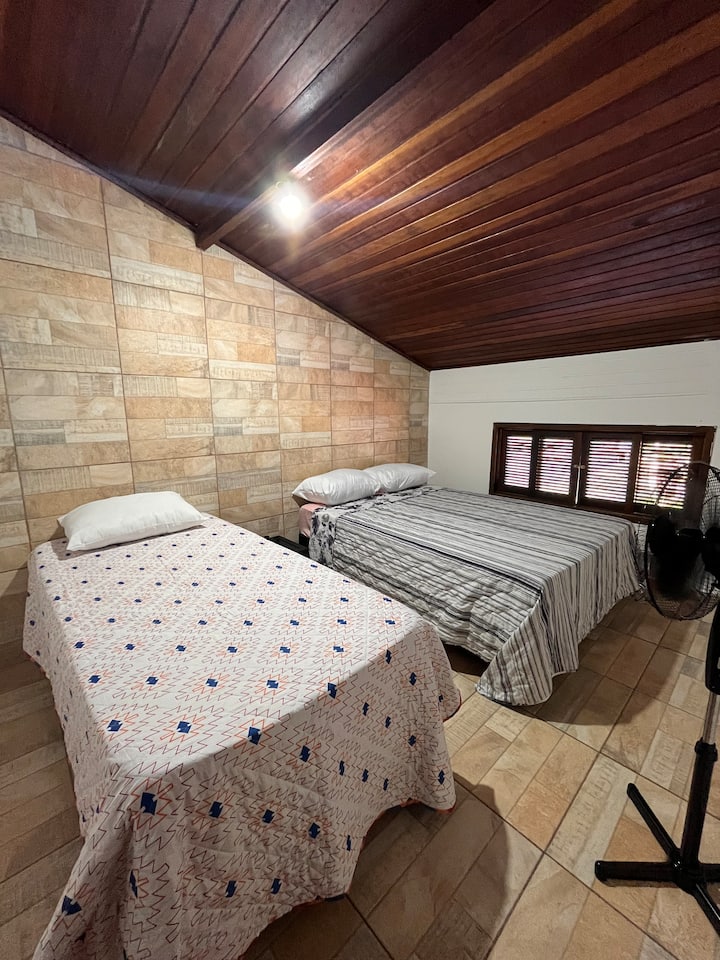 Kitanda kimoja cha watu wawili na kitanda kimoja cha mtu mmoja 