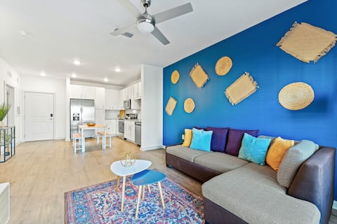 Popular Airbnb listing: Tranquil Azure Haven 10 Min to Parks Pets Friendly in Bay Lake
