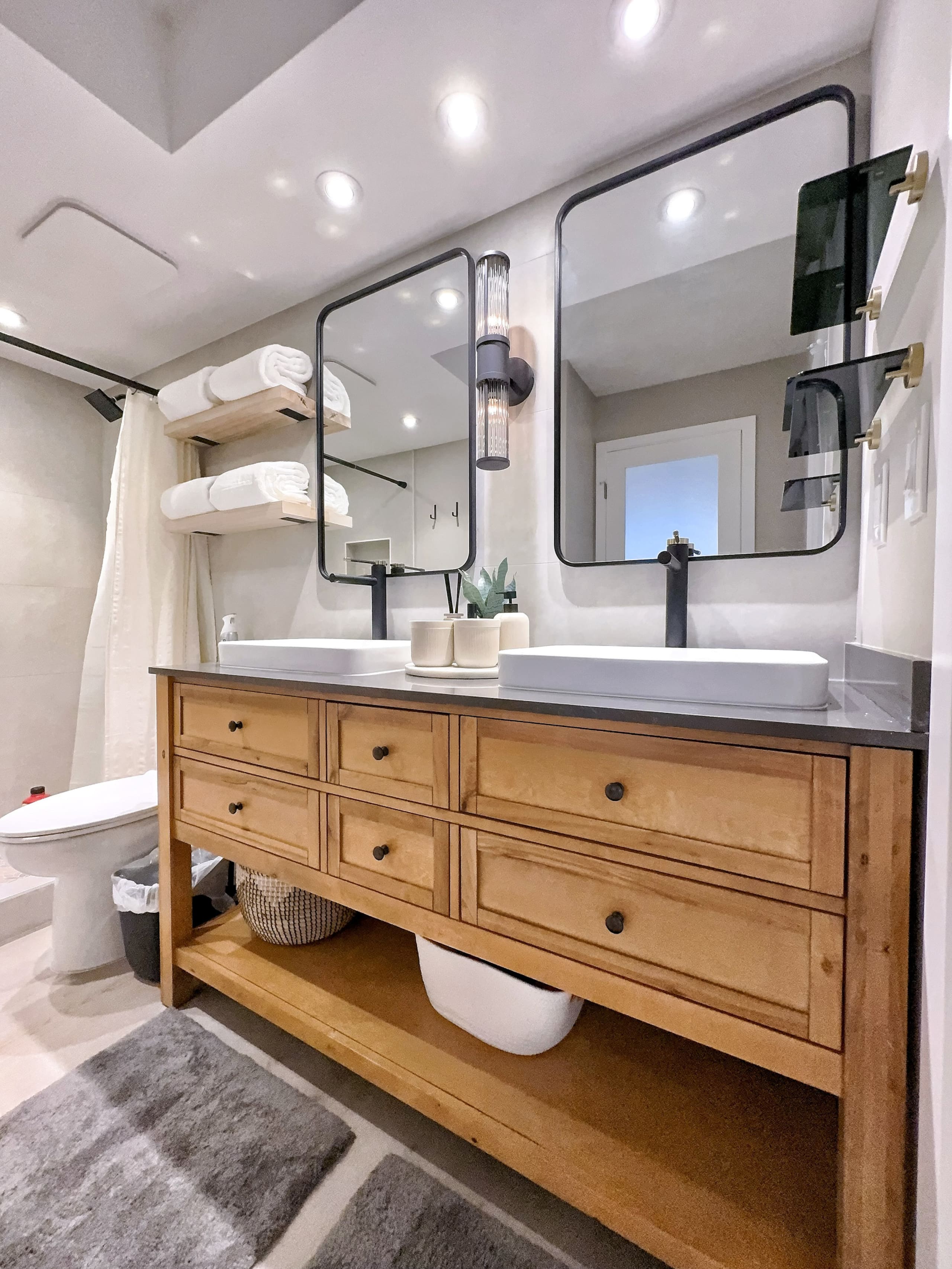Upscale Ultra Modern Renovated 1BR+Free Parking! - Image 40