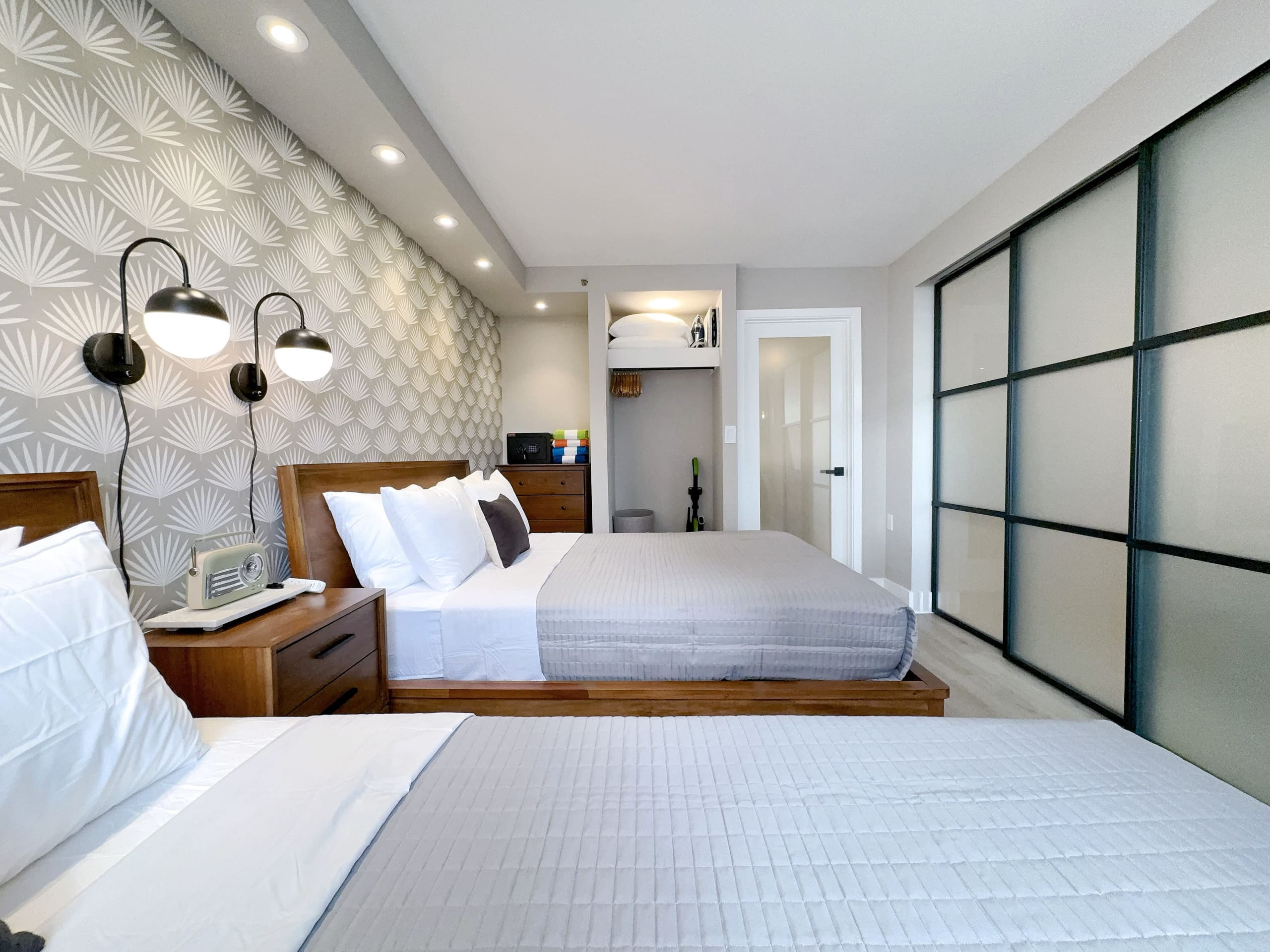 Upscale Ultra Modern Renovated 1BR+Free Parking! - Image 1