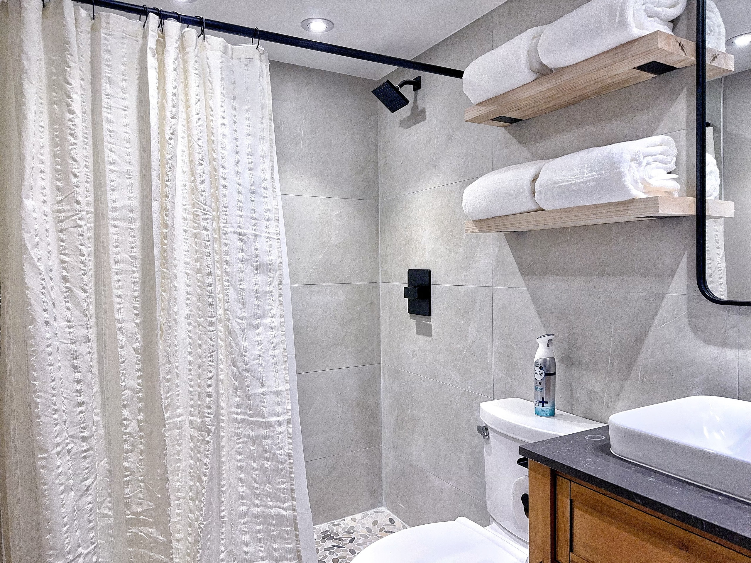 Upscale Ultra Modern Renovated 1BR+Free Parking! - Image 45