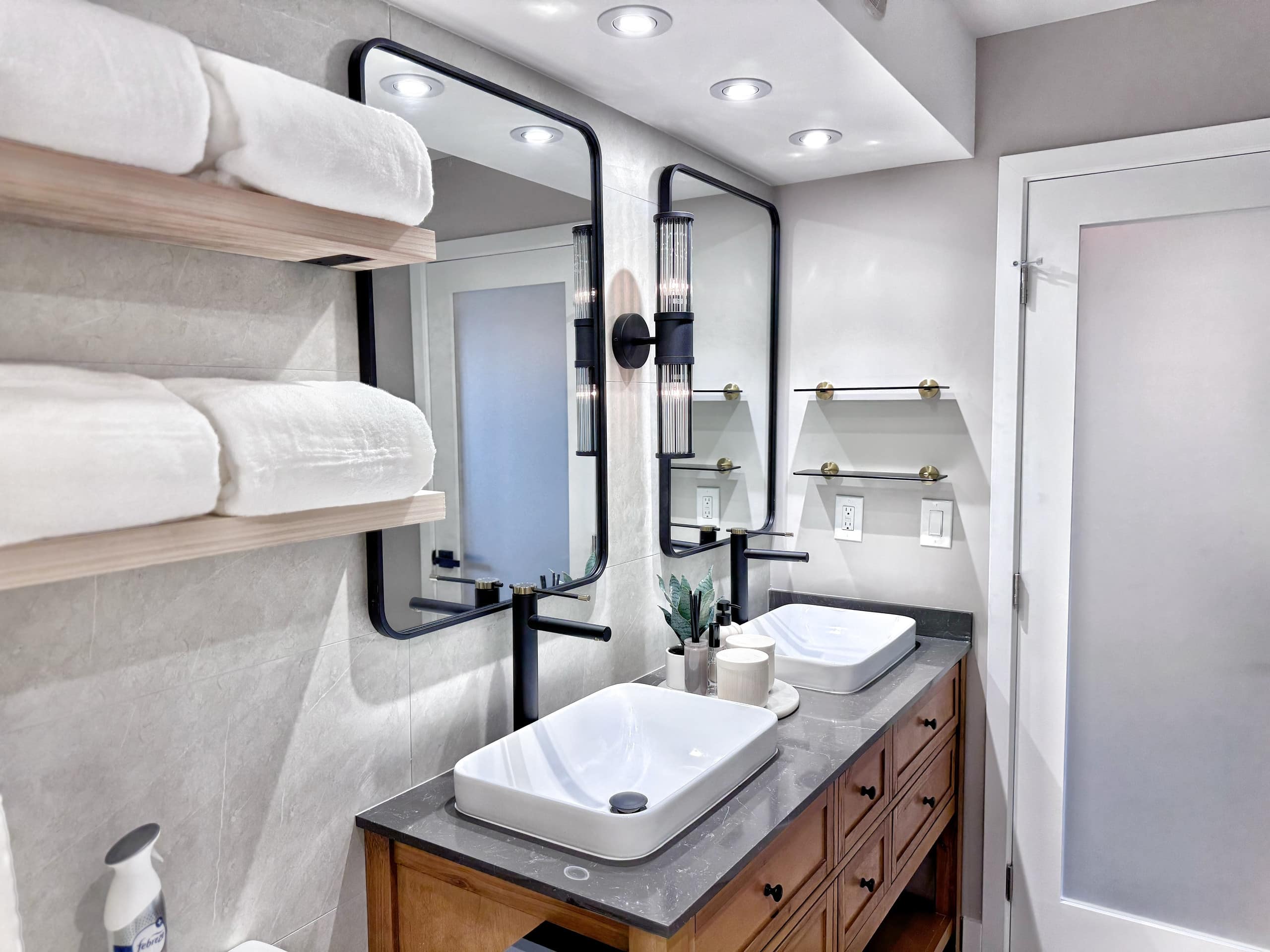 Upscale Ultra Modern Renovated 1BR+Free Parking! - Image 35