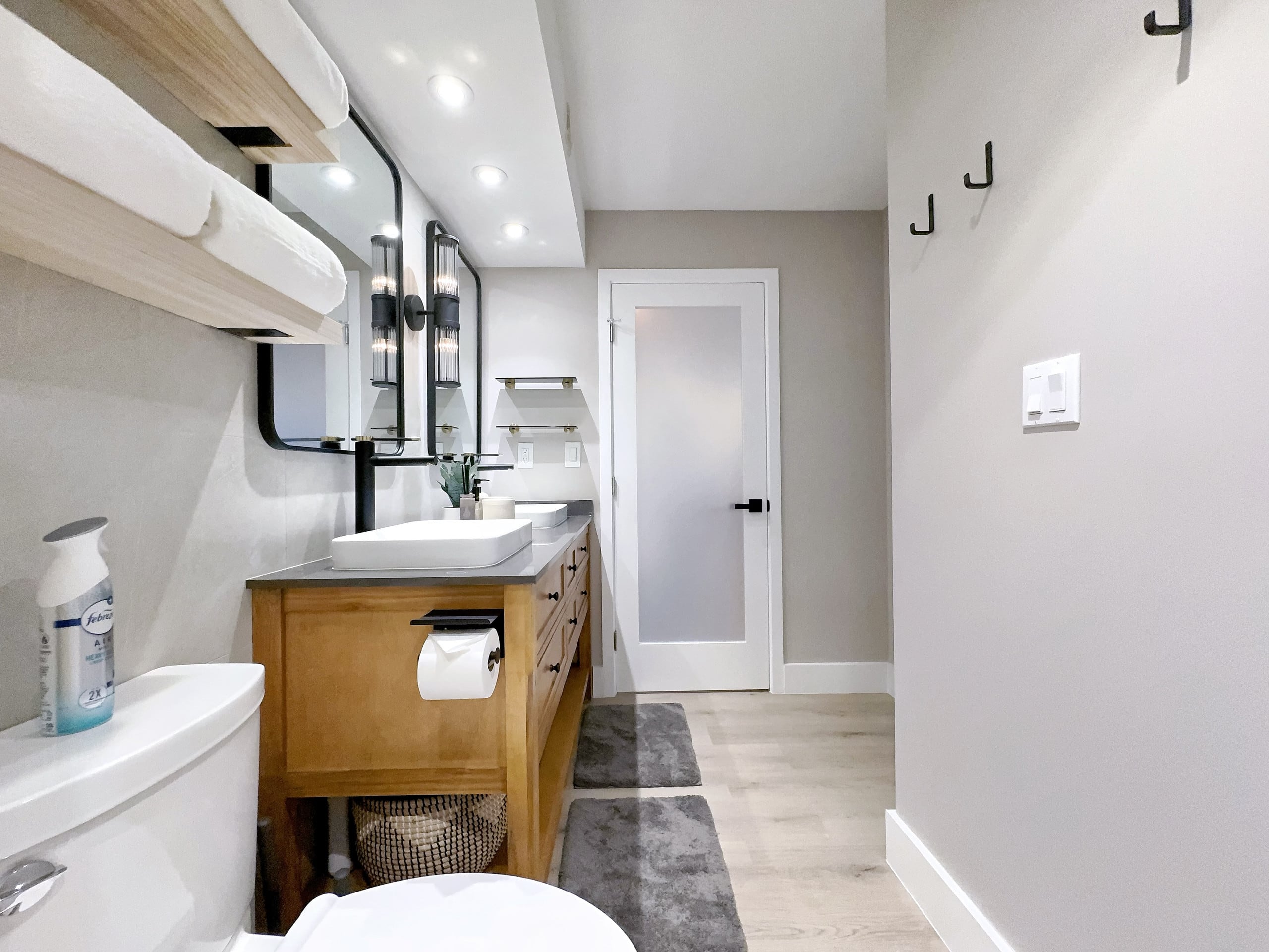 Upscale Ultra Modern Renovated 1BR+Free Parking! - Image 38