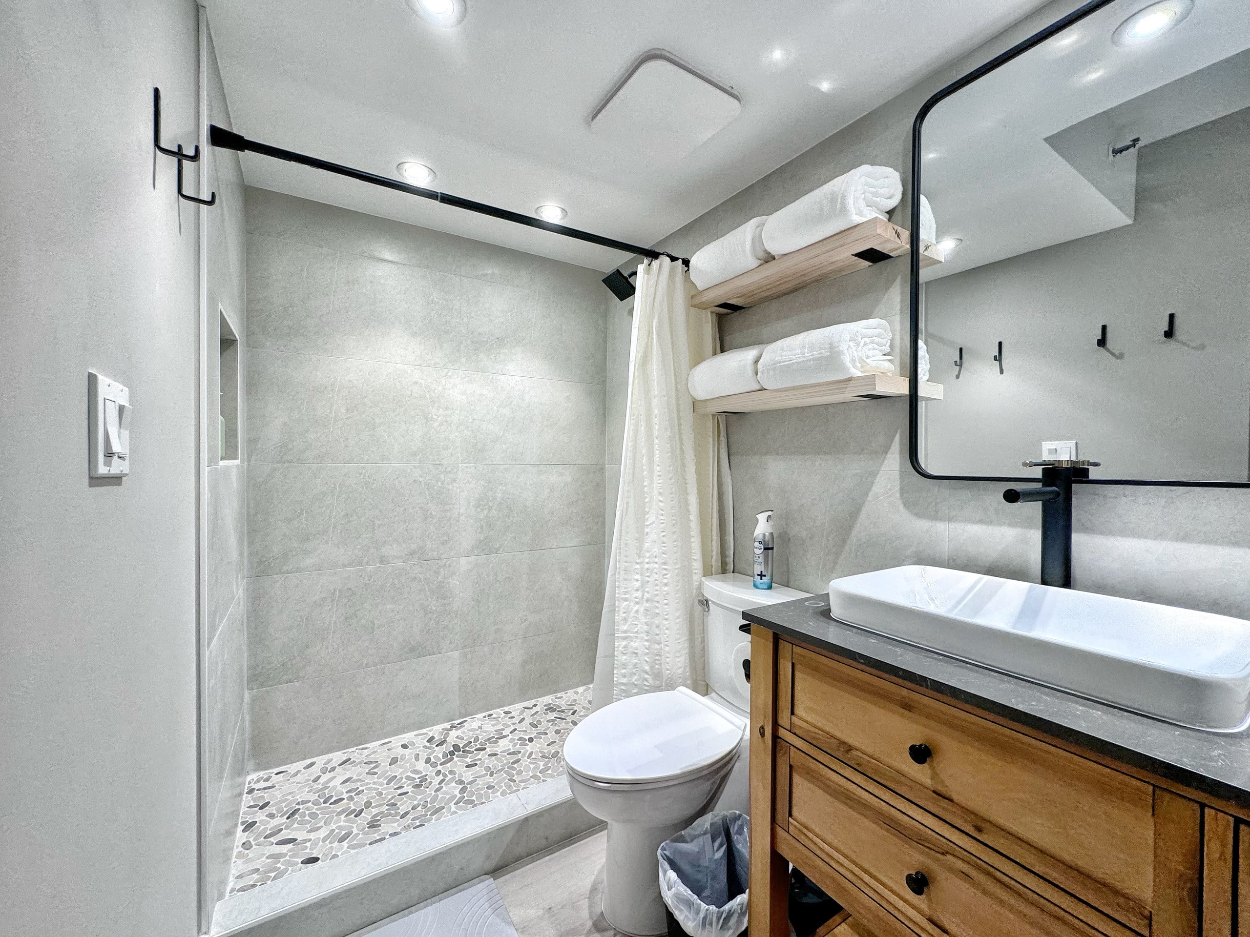 Upscale Ultra Modern Renovated 1BR+Free Parking! - Image 42