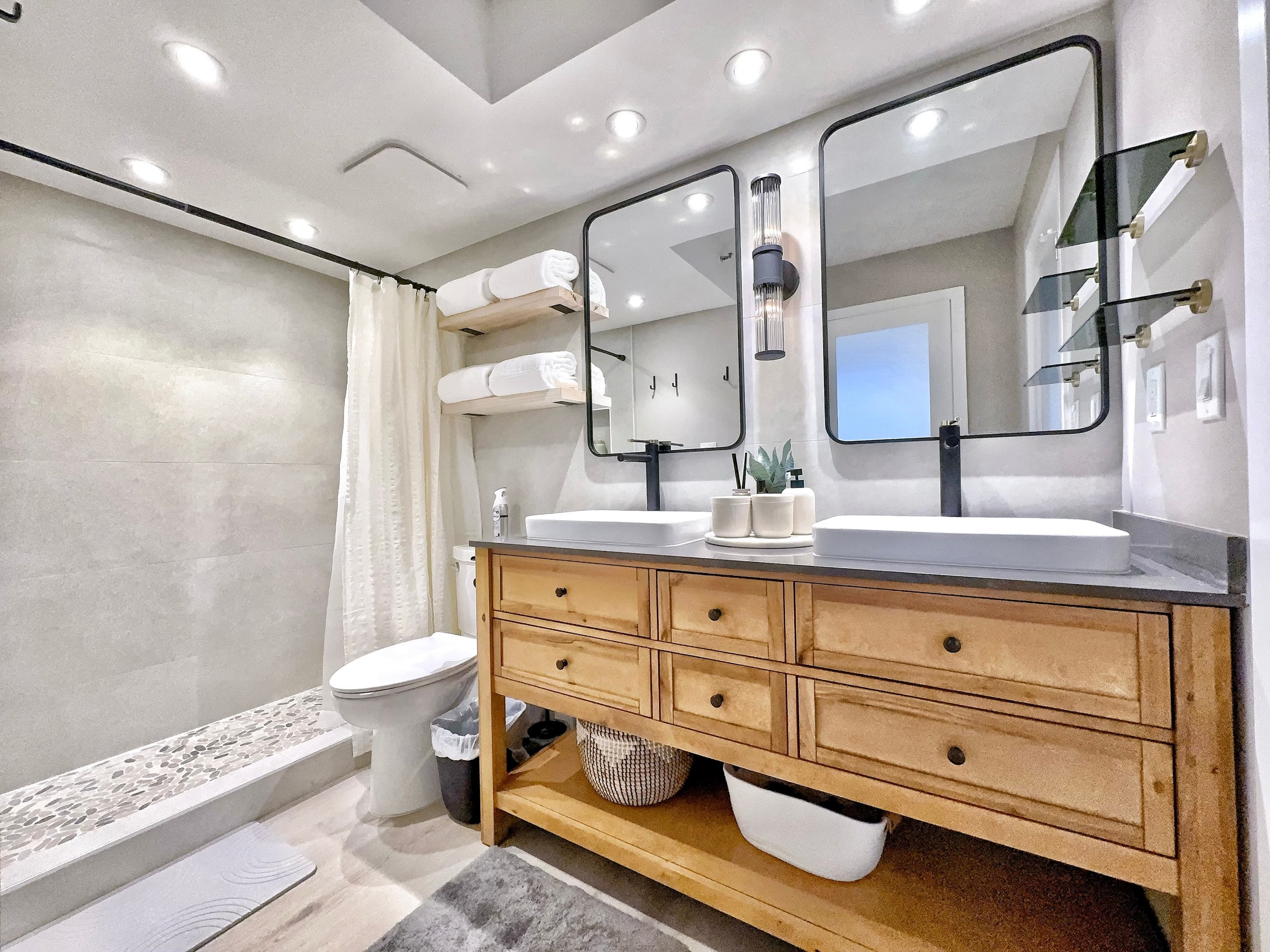 Upscale Ultra Modern Renovated 1BR+Free Parking! - Image 34