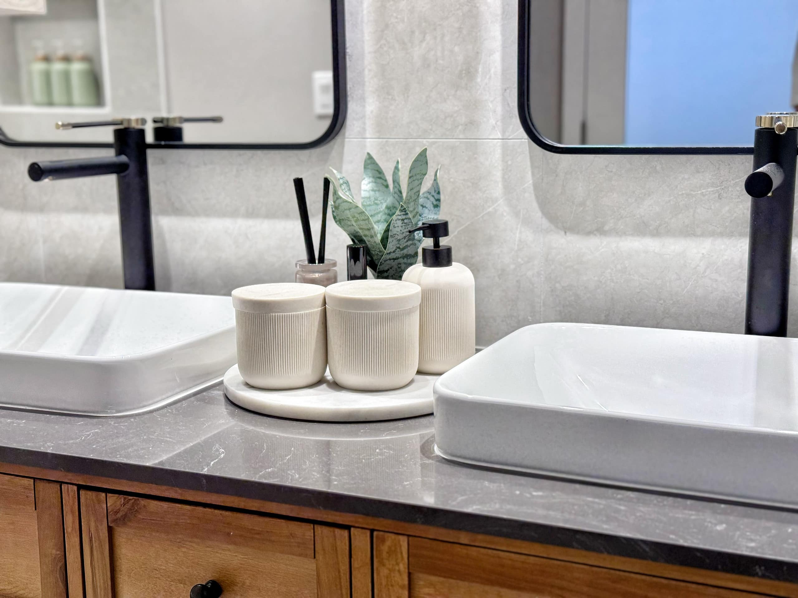 Upscale Ultra Modern Renovated 1BR+Free Parking! - Image 39