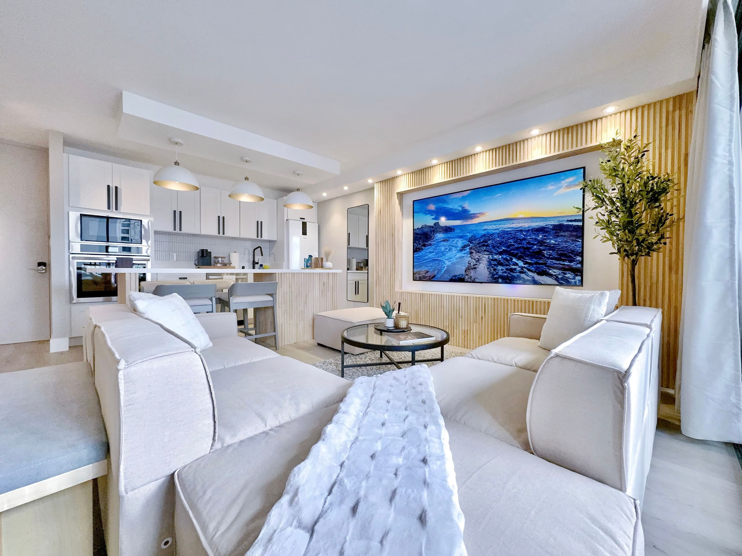 Upscale Ultra Modern Renovated 1BR+Free Parking! - Image 5