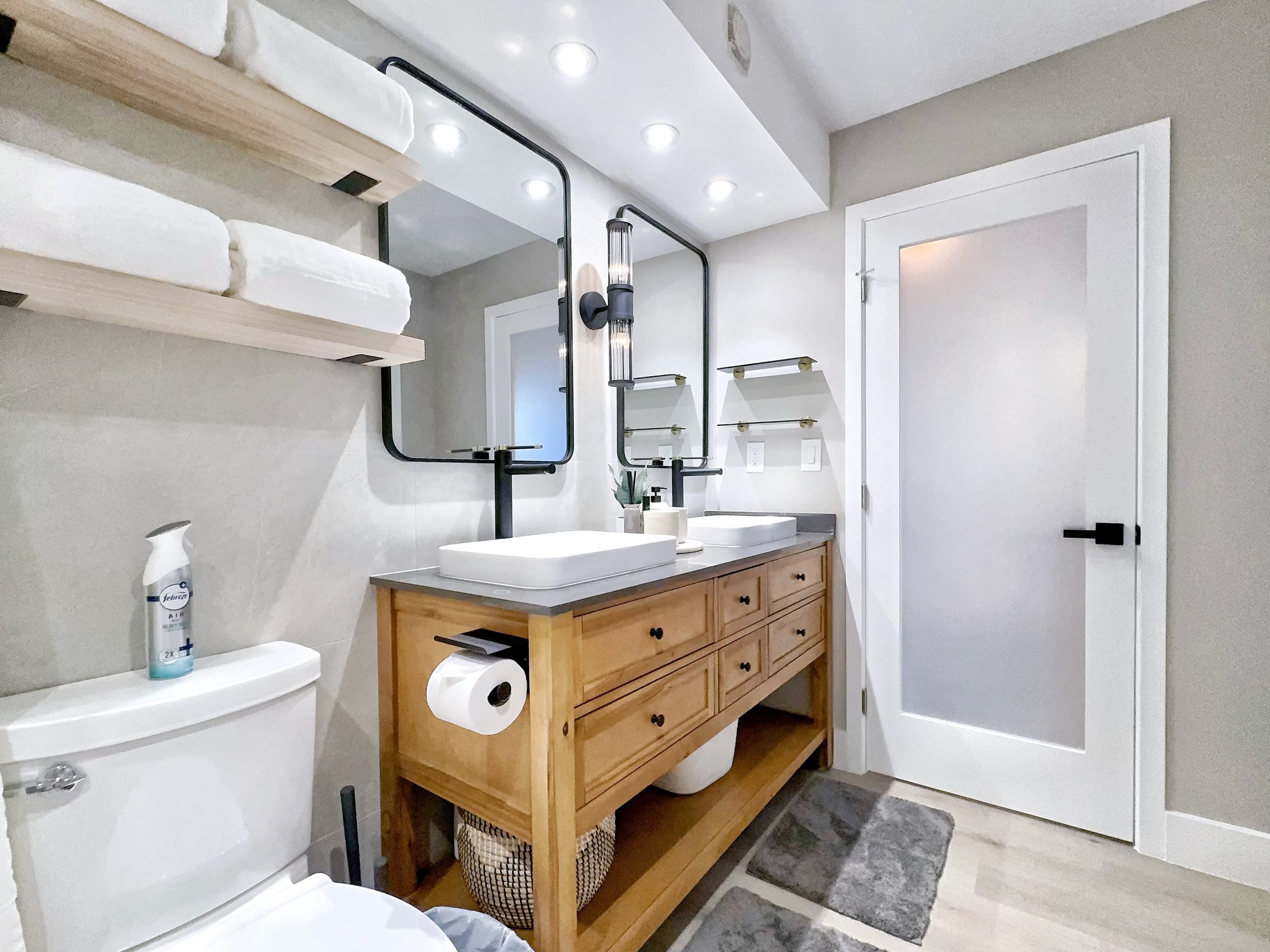 Upscale Ultra Modern Renovated 1BR+Free Parking! - Image 41