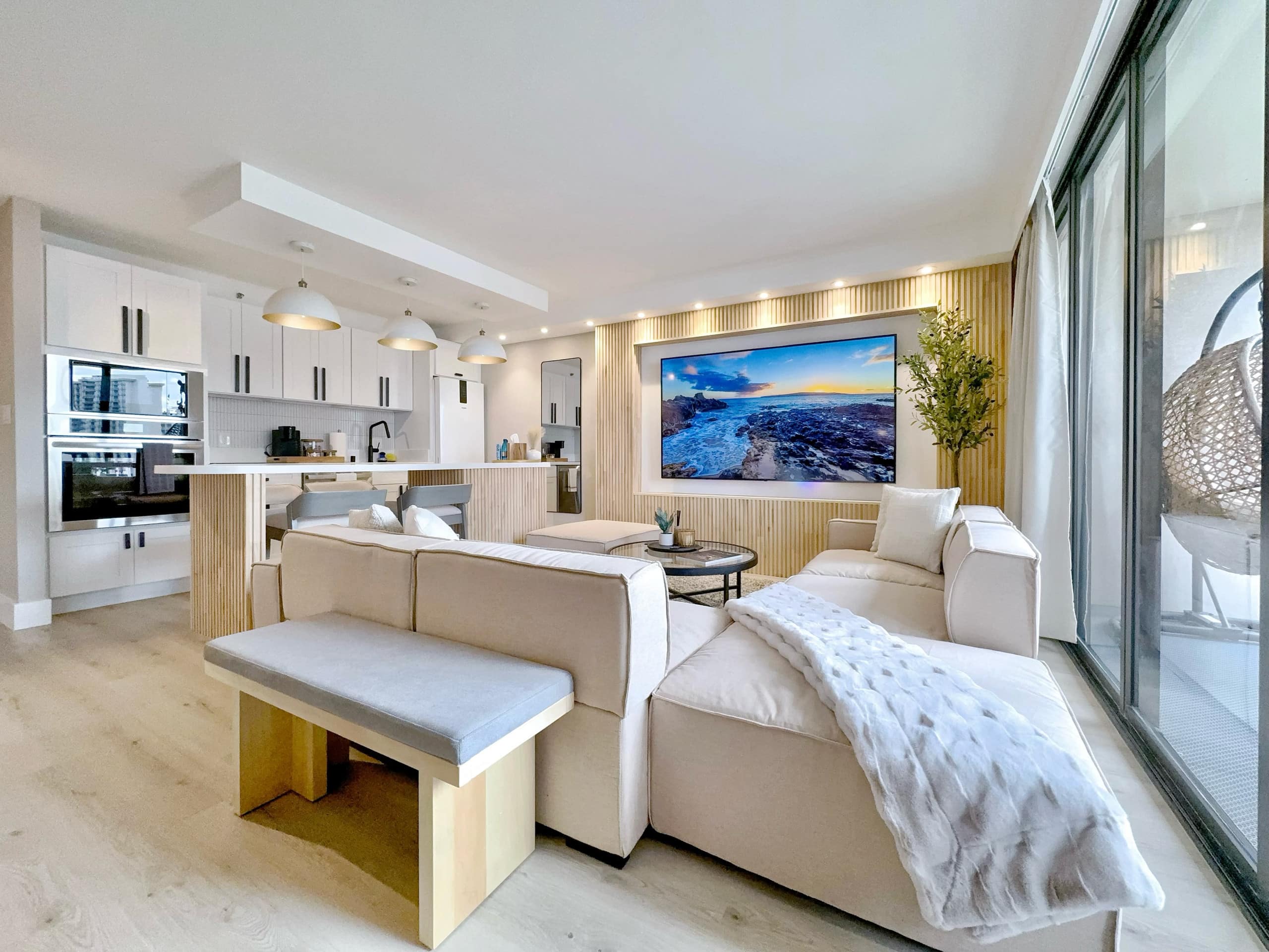 Upscale Ultra Modern Renovated 1BR+Free Parking! - Image 2