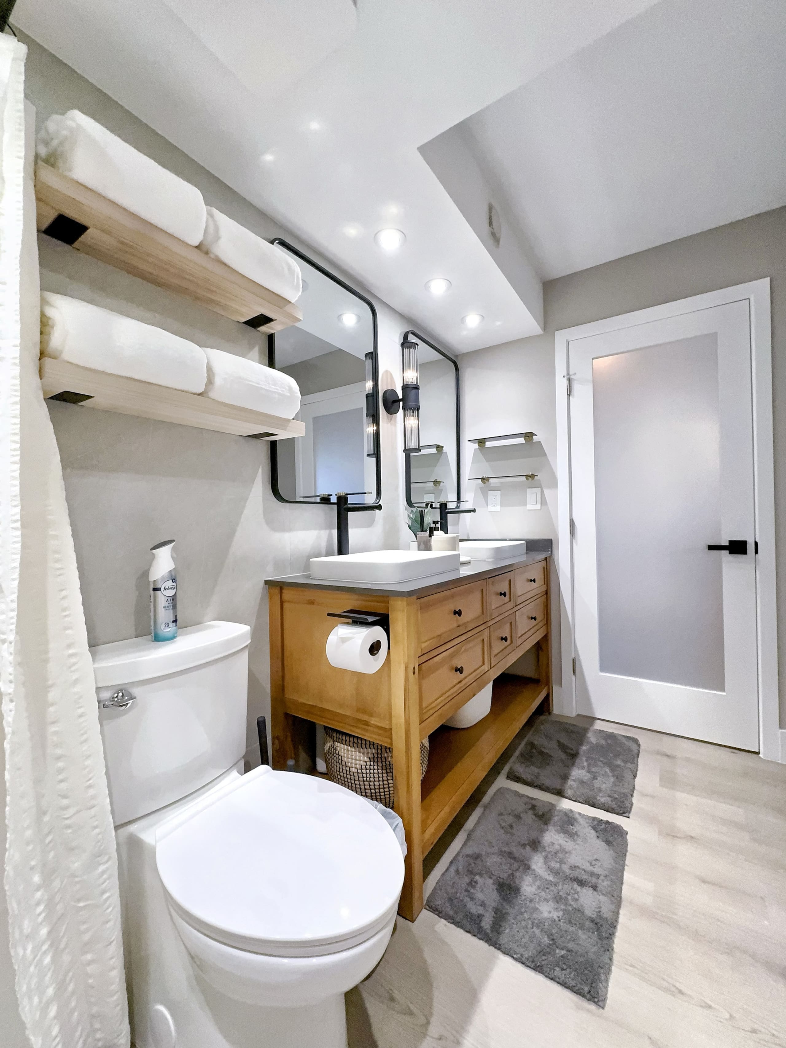Upscale Ultra Modern Renovated 1BR+Free Parking! - Image 36