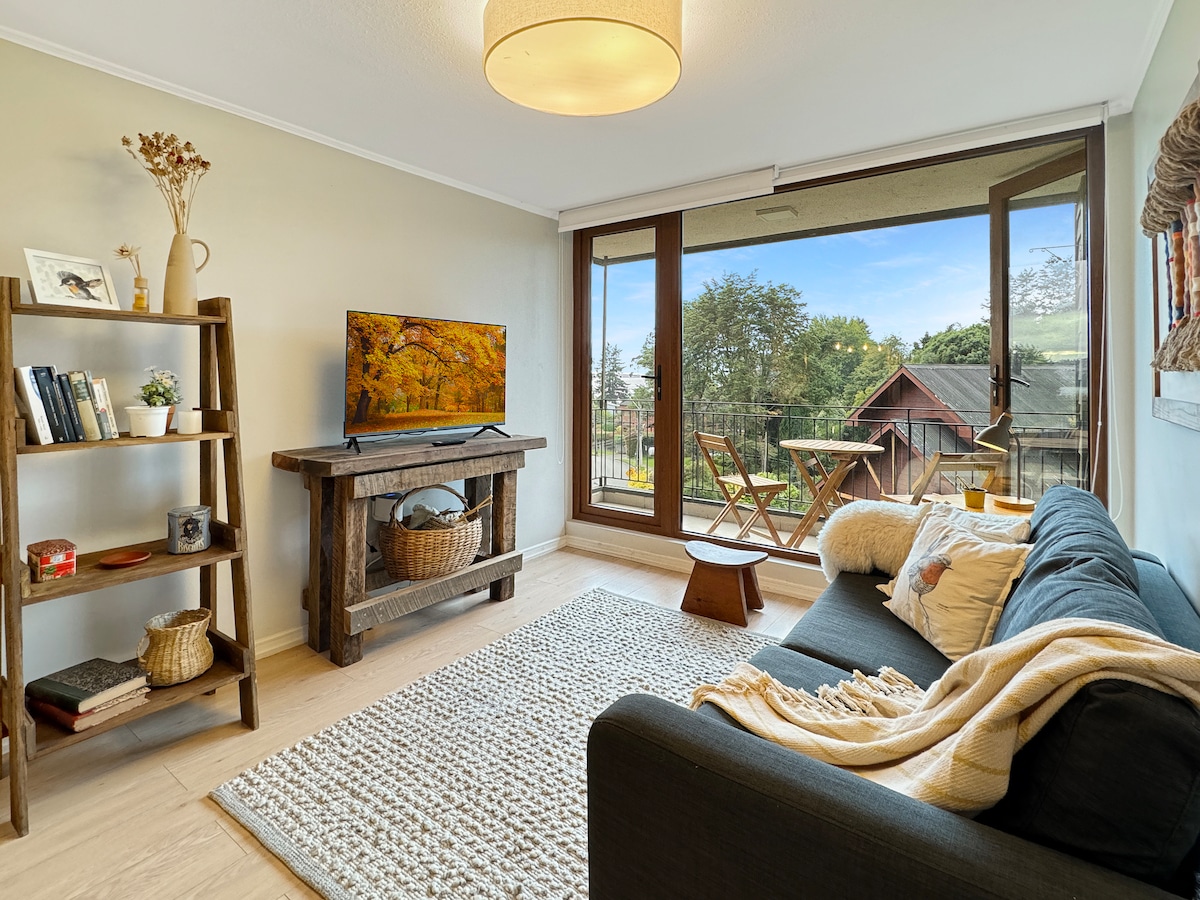 Მისაღებ სივრცეში არის კომფორტული გასაშლელი დივანი, რომელიც აღჭურვილია საკითხავი მასალით და სმარტ-ტელევიზორით საკაბელო და სტრიმინგის აპებით