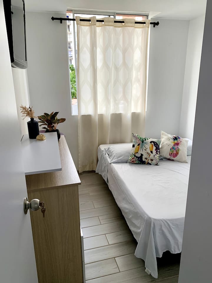 Стая О.
С място за рафтове и килер, за да разопаковате, да се настаните и да се чувствате като у дома си.