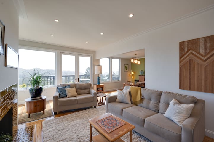 Hilltop Home w/ Panoramic Views