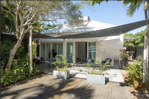 Popular Airbnb listing: Le temps salé – Etang-Salé 97427 in L'étang Salé