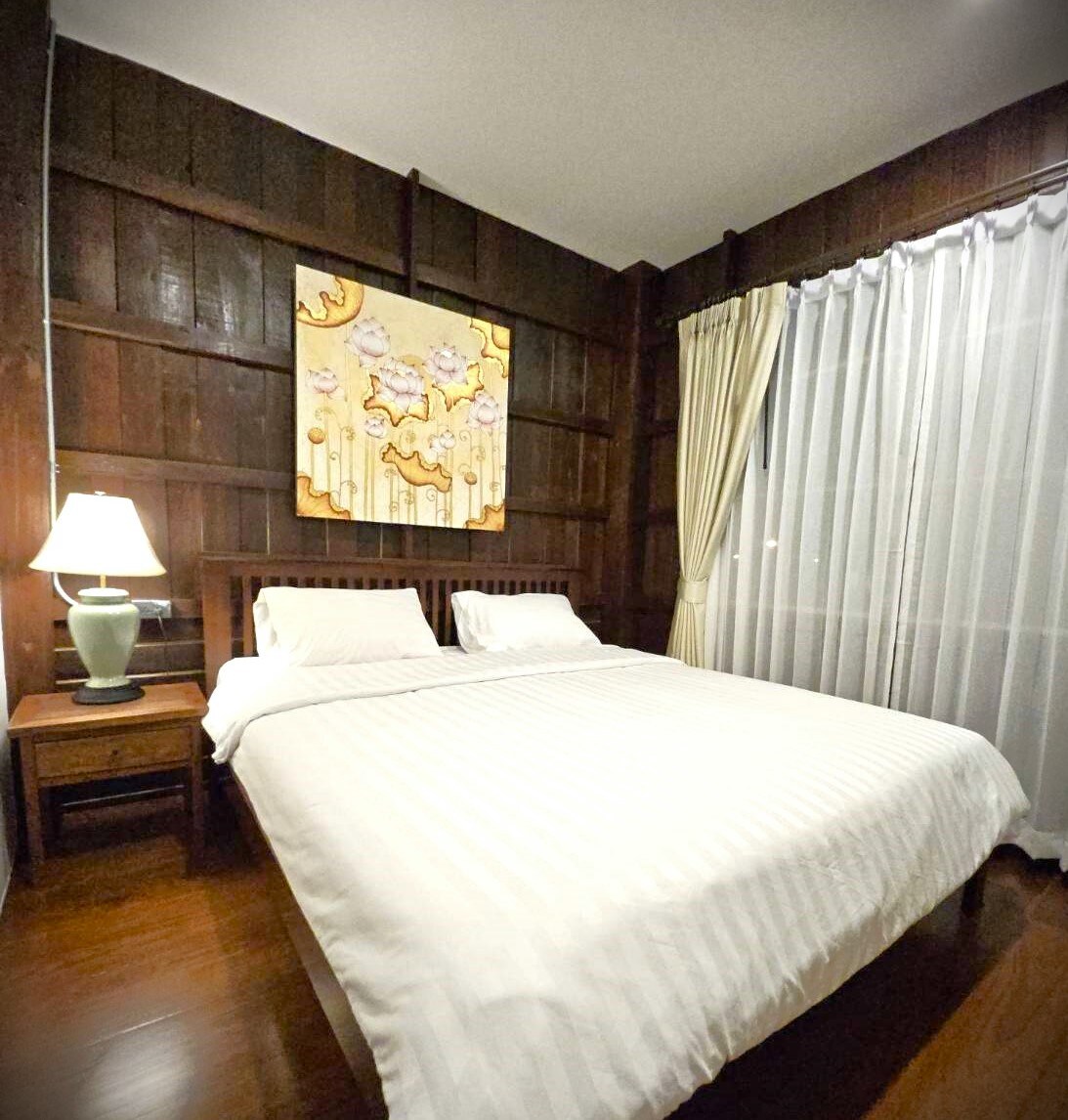 Entra en nuestro sereno dormitorio, un refugio tranquilo donde los colores relajantes y los muebles cómodos se unen para proporcionar un refugio tranquilo para el descanso y el rejuvenecimiento ”.