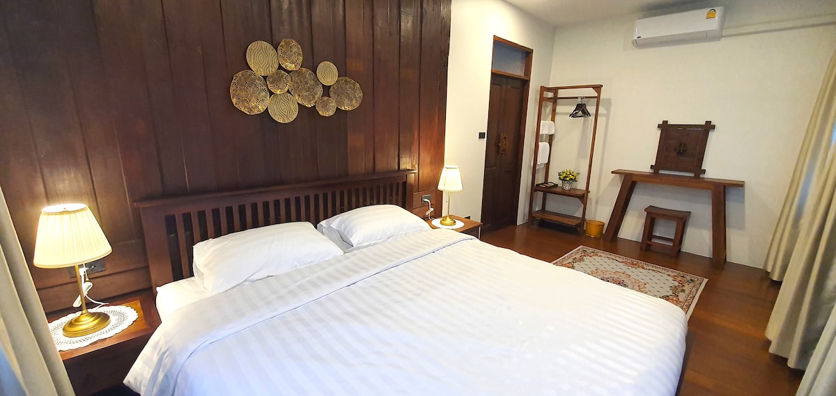 Sube al segundo piso, donde un lujoso dormitorio principal espera a nuestros estimados huéspedes, prometiendo un refugio indulgente.