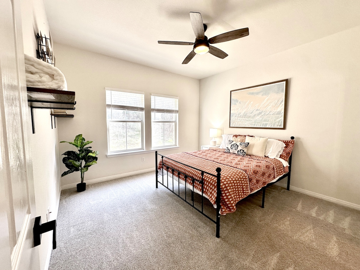 חדר שינה שני עם מיטת קווין סייז ונופים מיוערים מקסימים