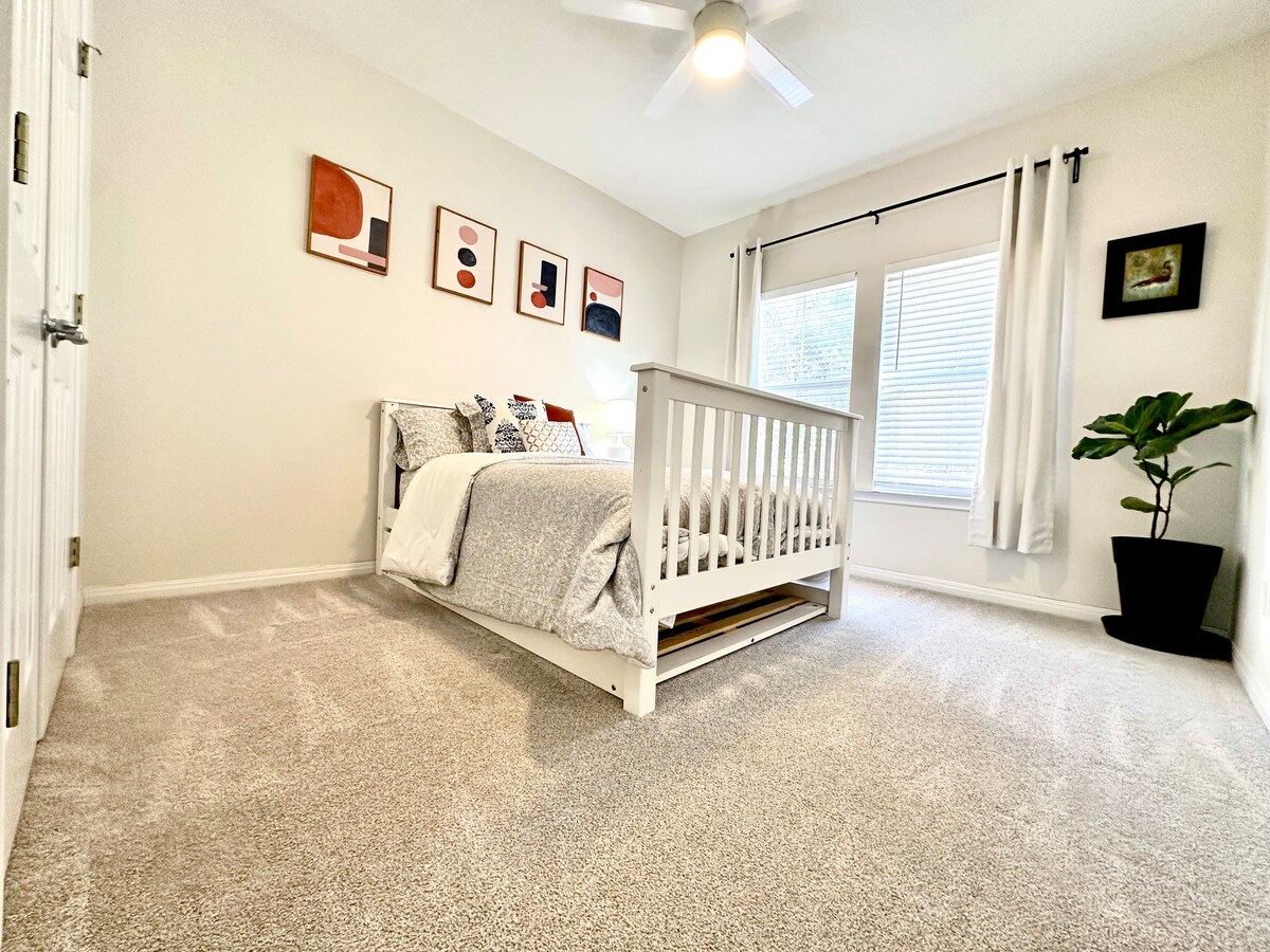 חדר שינה שלישי עם מיטה בגודל מלא וארון גדול