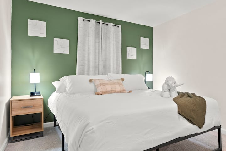 Chumba hiki cha kulala angavu, crisp kinakualika kushona vitu muhimu vya kando ya kitanda kwenye meza ya usiku, kukaa kati ya tabaka za mito ya kifahari, na ufurahie usingizi mzuri wa usiku katika kitanda cha starehe cha MFALME!