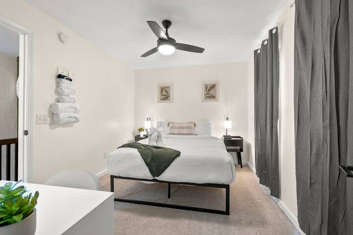 Vuta nyuma mapazia na ukaribishe kwenye jua la siku mpya baada ya kufurahia usingizi mzuri wa usiku katika kitanda cha malkia. 