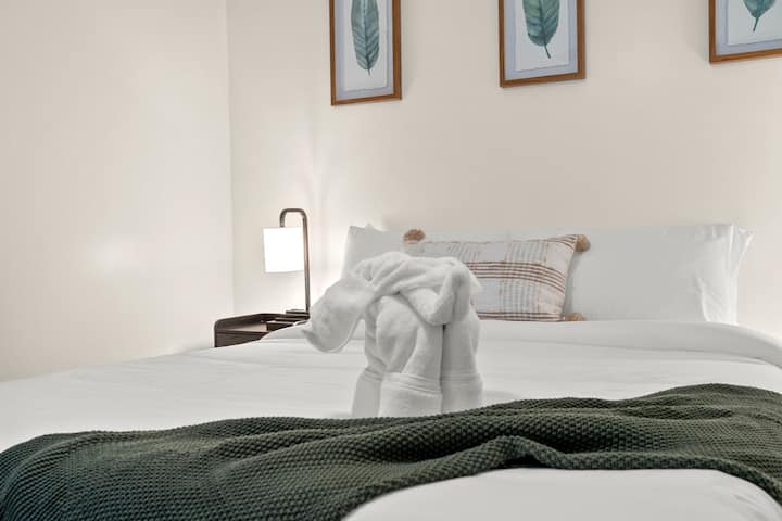 Chomeka simu yako kwenye meza ya usiku na uchague blanketi la kutupa la kustarehesha ili ujipange!