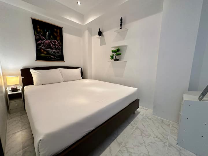Habitación luminosa con cama matrimonial.