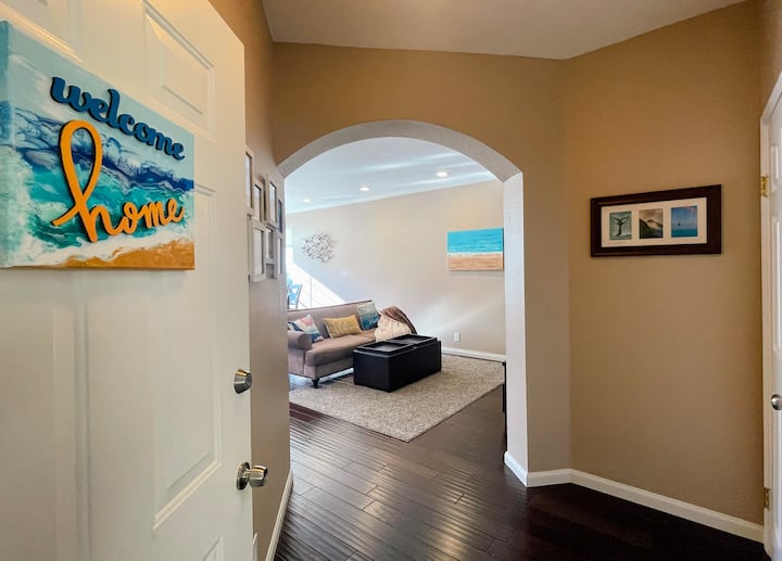 วิวห้องโถงและพื้นที่นั่งเล่นจากประตูทางเข้า