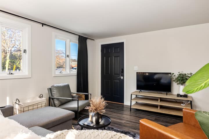 Hot Tub, Cozy, Pet Friendly, Studio - Spartanburg, SC