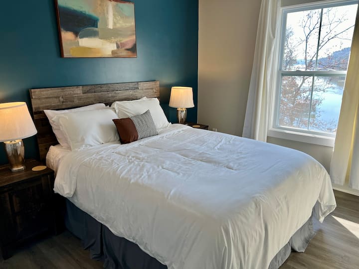 Chumba kikubwa cha kulala cha Malkia chenye mandhari ya ziwa na uingie kwenye kabati la nguo.