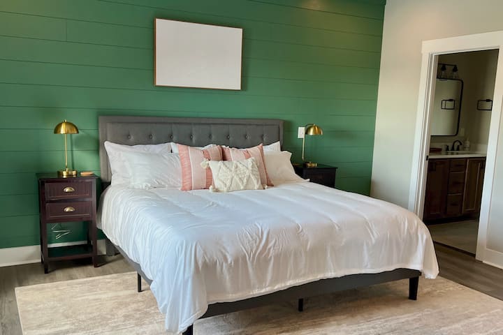 Mwalimu wa ghorofa ya chini. Nafasi kubwa. Mandhari ya ziwa, ufikiaji wa ukumbi, bafu la kujitegemea lililoshikamana na kabati la nguo.