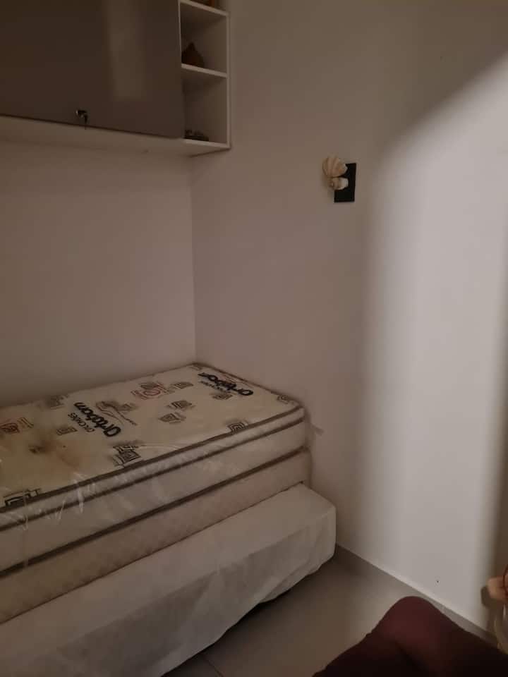 Malá izba s manželskou posteľou (stačí vytiahnuť posteľ bx a nechať ju vo výške hlavného matraca) alebo 2 jednolôžkami (spodnú posteľ nechajte na úrovni bx).