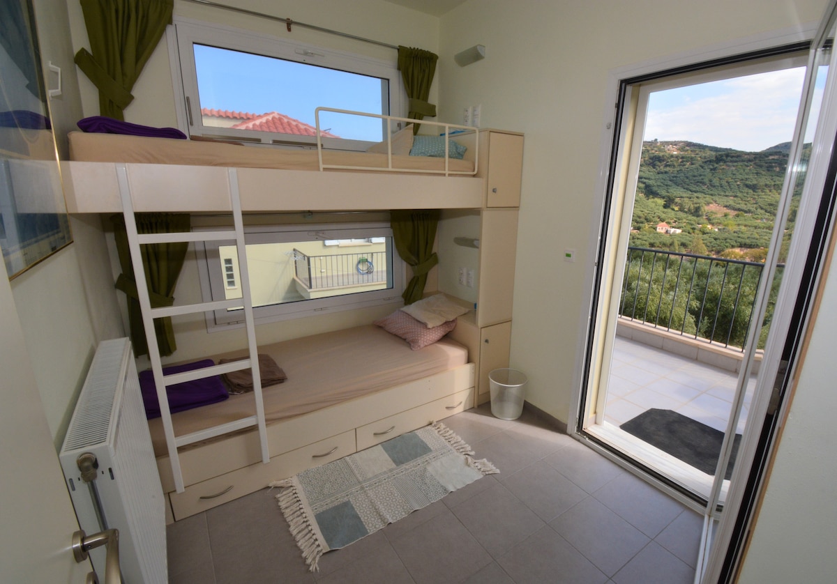 קן העורבים הוא חדר השינה השני היעיל של בית ההארחה.  בחדר יש מיטות קומותיים למבוגרים המובנות בחלונות רחבים הפונים לים, ומרפסת ארוחת בוקר פרטית הפונה לערוצים הדרומיים של כרתים והרי הלבן.