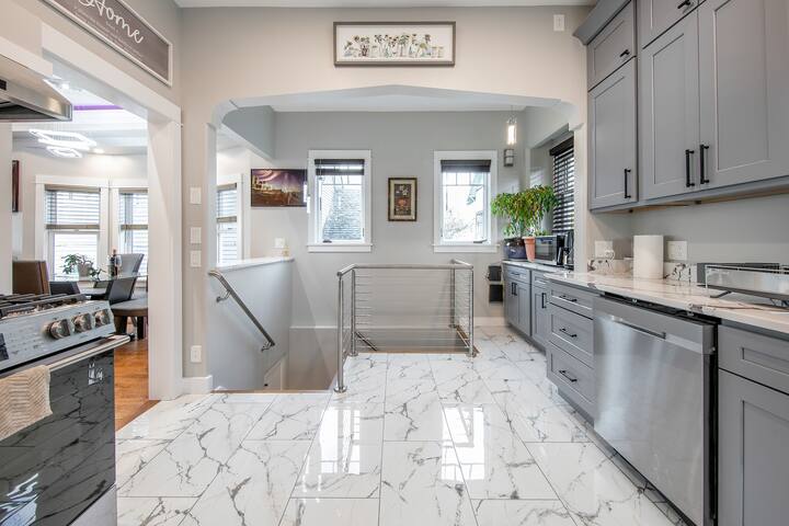 Upper-Level Home gallery image 3