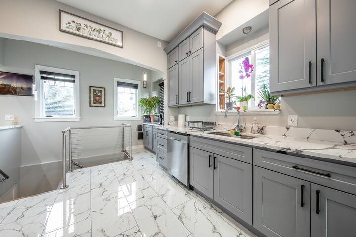 Upper-Level Home gallery image 2