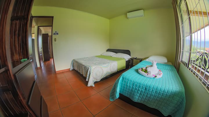 Ოთახი №2 - ერთადგილიანი საწოლი და ორადგილიანი საწოლი/ ოთახი #2 - ერთადგილიანი საწოლი და ორადგილიანი საწოლი