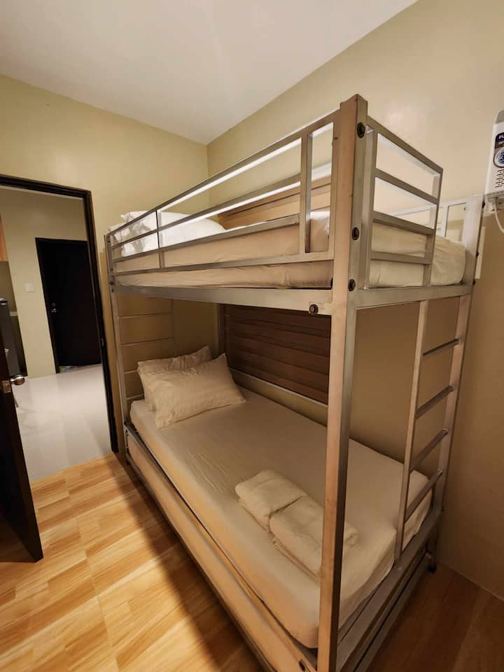 1 ° camera da letto: il letto a castello singolo con letto estraibile può ospitare fino a 3 persone. Materasso, lenzuola e asciugamani di qualità alberghiera sono inclusi. 