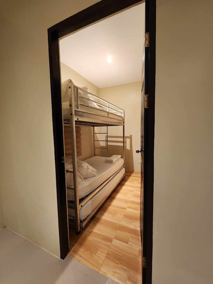 ห้องนอน 1: เตียงสองชั้นเดี่ยวพร้อมเตียงพับได้รับผู้เข้าพักได้สูงสุด 3 คน มีที่นอน ผ้าปูที่นอน และผ้าขนหนูคุณภาพระดับโรงแรมให้ 