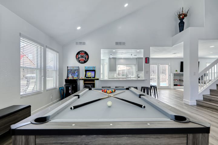 Spacious 5BR: Mins from LV Strip gallery image 5