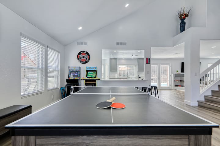 Spacious 5BR: Mins from LV Strip gallery image 4