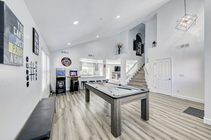 Spacious 5BR: Mins from LV Strip gallery image 3