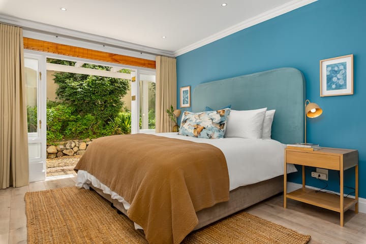 غرفة النوم 3 مع أبواب تؤدي إلى الحديقة