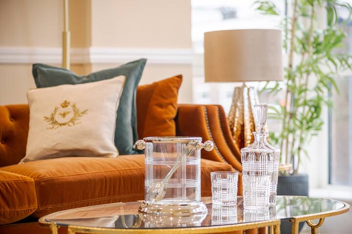 Sleek, Stylish and Sophisticated 2 bed flat gallery image 2