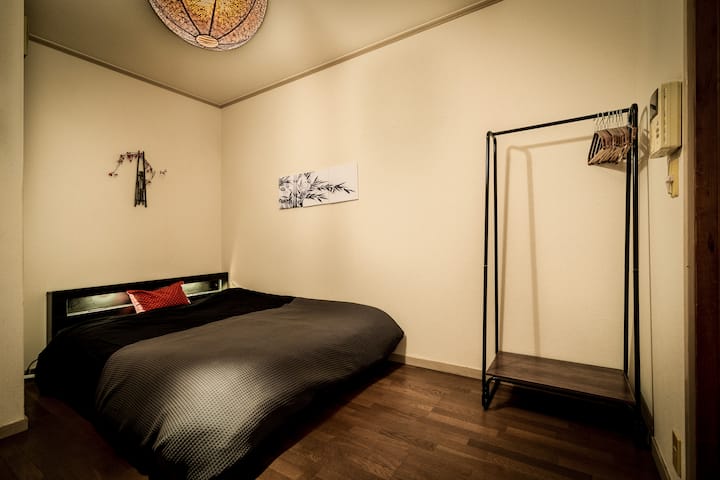 Spálňa 1, umenie, vešiaky