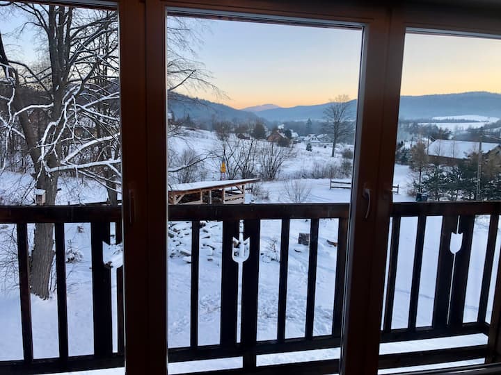 Поглед кон планината од четворокреветна соба. Оваа најдалечна планина е Бусов, веќе во Словачка.