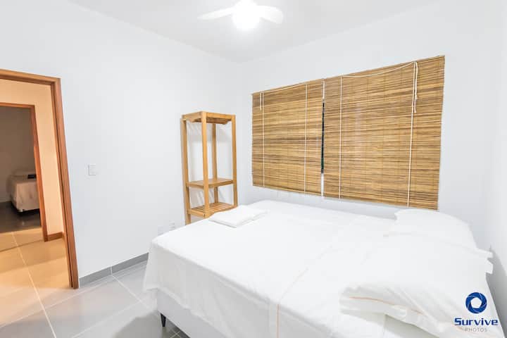 Habitación con cama tamaño queen, colchones, almohadas y ropa nueva. ¡Todo blanco! Ducha sabrosa, agua a gusto, casa con aire acondicionado y con ventiladores en todos los techos.