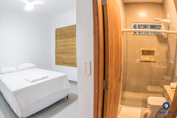 Suite con cama tamaño queen, colchones, almohadas y ropa nueva. ¡Todo blanco! Ducha sabrosa, agua a gusto, casa con aire acondicionado.